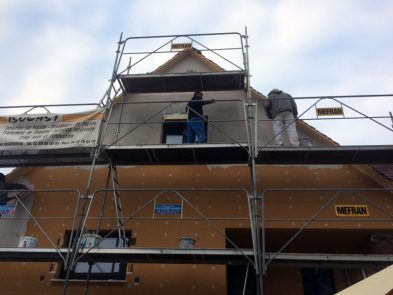 Première couche de crépis sur fibre de bois